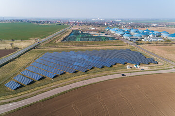 Große Photovoltaikanlage mit Biogasanlage im Hintergrund aus der Luft, Deutschland