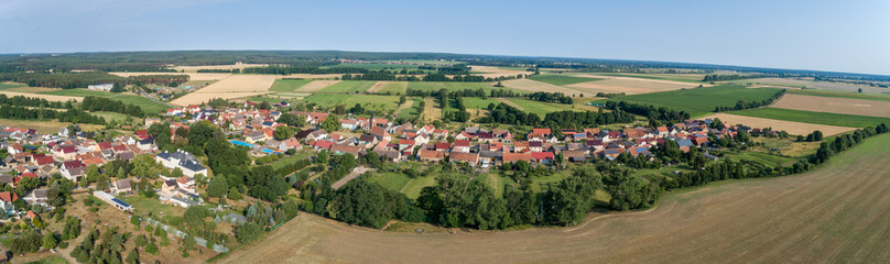 Fototapeta na wymiar Siedlung oder Dorf in Deutschland aus der Luft