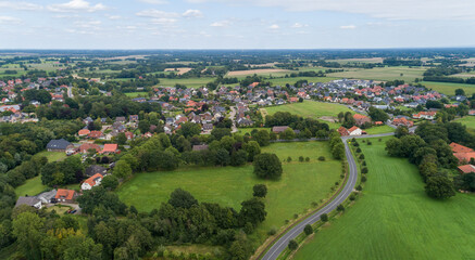 Fototapeta na wymiar Siedlung oder Dorf in Deutschland aus der Luft