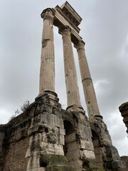 Ruine d'un temple à Rome : colonnes en pierre, architecture ancienne, témoignant de l'histoire...