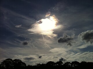 曇り空から透ける夕方の太陽