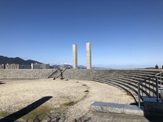 円形の石の階段と二本の柱