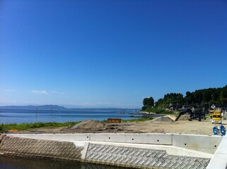 天気の良い海辺の工事