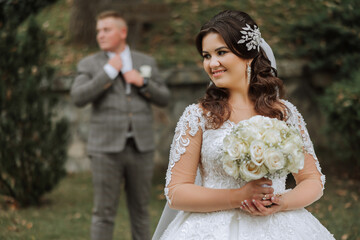 The moment of the first meeting of the bride and groom with a wedding bouquet, the bride is waiting for her lover.