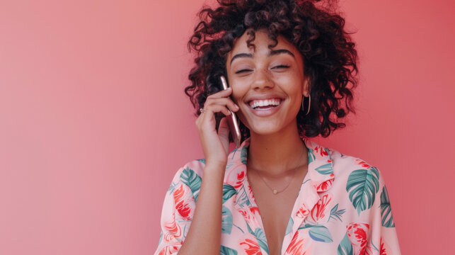 jeune femme souriante en train de parler au t&eacute;l&eacute;phone sur fond rose, espace pour texte