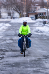 Femme à vélo par un matin d'hiver - 740814904