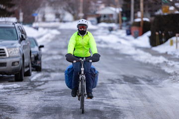Femme à vélo par un matin d'hiver - 740814910
