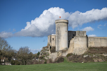 Fototapeta na wymiar Chateau fort de Falaise en paysage