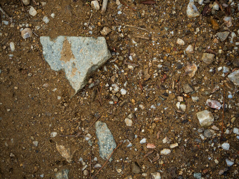 imagen detalle textura suelo de tierra con piedras de distintos tama&ntilde;os y formas 