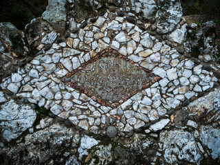 Mosaico de piedras blancas con dise&ntilde;o en rombo
Pavimento decorativo antiguo con patr&oacute;n geom&eacute;trico. Perfecto para temas de arquitectura, dise&ntilde;o tradicional y patrimonio.