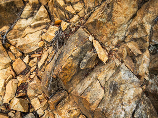 imagen detalle textura piedra marrón con picos y distintas profundidades, con algunas grietas