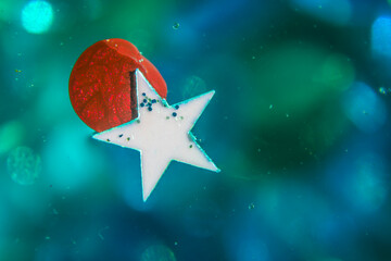 étoile blanche et son coussin rouge
