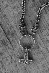 Thorshammer Amulett mit Drachenkopf Kette und Silberring.