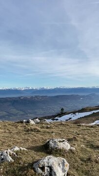 Paysage du Mont Blanc : Montagnes Rocheuses et Pics Enneig&eacute;s sous un Ciel Nuageux, avec Lac et Fleuve, Vue sur la C&ocirc;te et l'Oc&eacute;an en &Eacute;t&eacute;