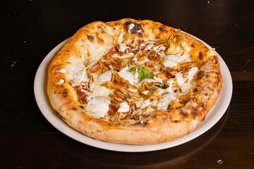 Pizza tradizionale napoletana con mozzarella, carciofi fritti, speck croccante, crema di formaggio...