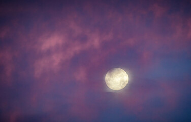 Lua entre nuvens púrpuras 