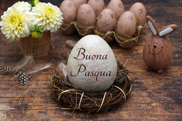 Buona Pasqua: Uovo di Pasqua etichettato con uova di Pasqua e fiori.