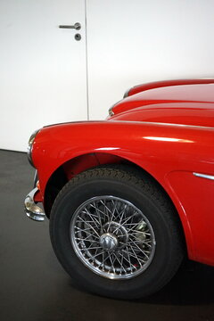 Austin-Healey in Rot mit Chromspeichenrad der Sechzigerjahre in der Klassikstadt am 17.02.2024 im Stadtteil Fechenheim in Frankfurt am Main in Hessen