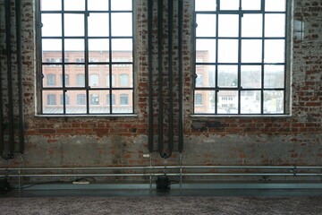 Schöne alte Fabrikfenster mit altem Mauerwerk in historischer Industriearchitektur im Sommer bei...