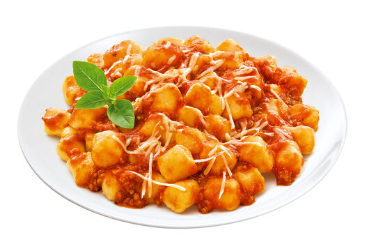prato com delicioso nhoque de batatas ao molho de tomates e manjeric&atilde;o coberto com queijo ralada isolado em fundo transparente 