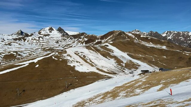  Vue g&eacute;n&eacute;rale station de ski peu enneig&eacute;e