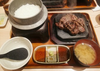 釜炊きご飯と牛ステーキの定食