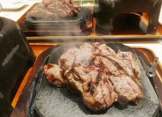 岩盤の上で焼かれたジューシーな高級牛肉ステーキ
