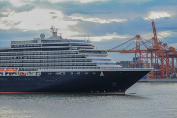 Holland America Kreuzfahrtschiff Noordam geht auf Alaska-Kreuzfahrt von Vancouver, Kanada - HAL luxury cruiseship cruise ship liner sailing into Vancouver, BC	
