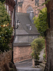 In der Stadt gesehen, enge Gasse mit Blick zur Kugelkirche