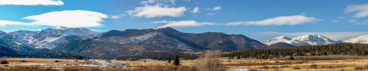 Obraz premium The Rocky Mountains in Winter. Rocky Mountain National Park in Colorado