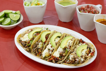 Tacos de carne con queso y aguacate 