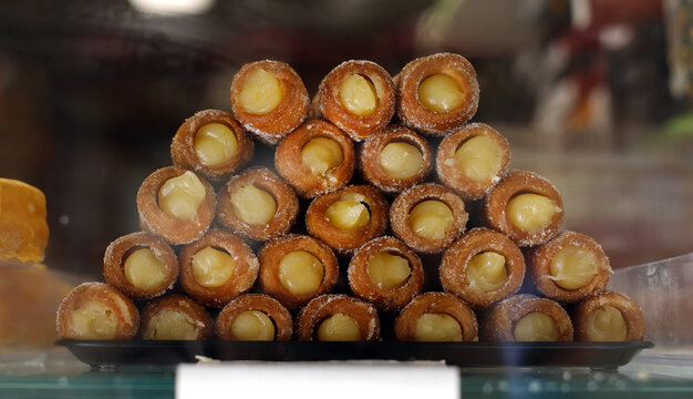 Canutillos de crema caseros tradicionales de Madrid