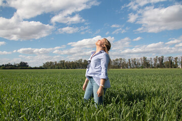 Chica rubia atractiva disfruta del sol y la naturaleza al aire libre