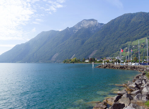 Am Ufer des Vierwaldst&auml;ttersee in Schweiz. Schifffahrtsst&uuml;tzpunkt Brunnen am Rande des Auslandschweizerplatz. F&ouml;hnhafen, Leewasser Ingenbohl mit Blick auf die Hochflue (Rigi)