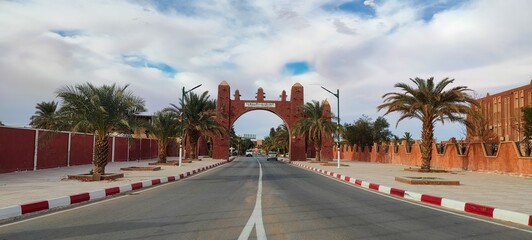 Obraz premium Street view of the beautiful architecture made of red clay in the city of Timimoun, Algeria