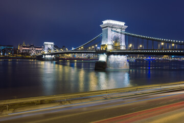 Obraz premium Chain Bridge Illumination in Budapest Night