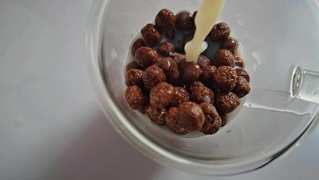 Cereal de chocolate, cereal de chocolate caindo em uma xicara de vidro,  foco seletivo, 4k.