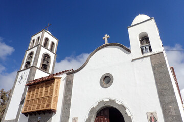 Santiago del Teide: Church square and typical houses.