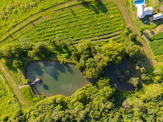 Vista aerea desde un drone del lago en un campo en la merced, catamarca, argentina