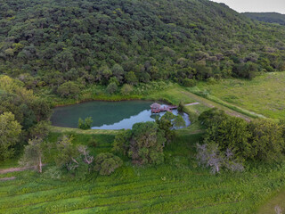 vista aerea desde un drone de un lago en un campo, La merced, catamarca, argentina