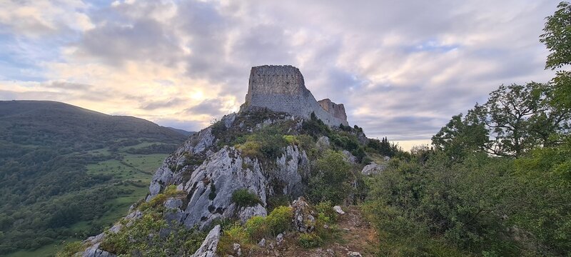 Le ch&acirc;teau de Monts&eacute;gur vu au coucher du soleil sur son pog (Pyr&eacute;n&eacute;es ari&eacute;geoises)