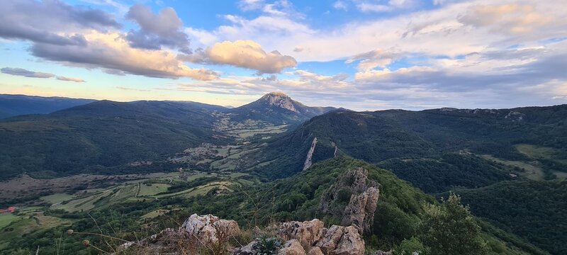 Le pech du Bugarach vu depuis le ch&acirc;teau (la cr&ecirc;te) du B&eacute;zu