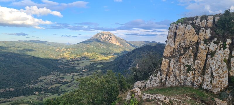 Le pech du Bugarach vu depuis le ch&acirc;teau (la cr&ecirc;te) du B&eacute;zu