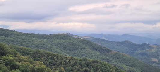 La colline de Rennes-le-Château vue depuis les ruines du château de Blanchefort