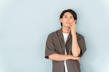 オーバーサイズシャツの男性モデル（目線・視線・ポーズ）
