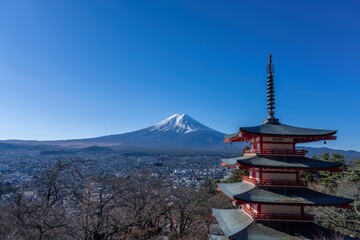 青空バックに展望台から見る富士山と五重塔のコラボ情景