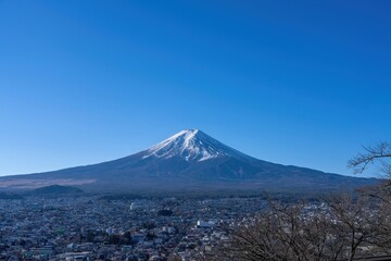 Fototapeta premium 青空バックに展望台から見る雄大な富士山の情景