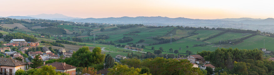 Naklejka premium Panoramic beautiful rural landscape of Toscana. Green fields and meadows, countryside in Italy
