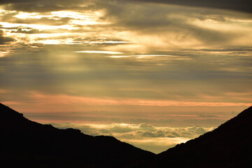 神々しい朝日を浴びる雲海