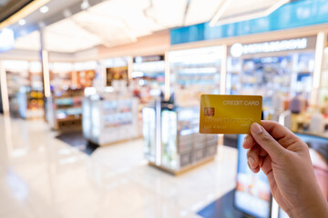 Travel, Tourist woman showing credit card or travel card for convenient travel Make shopping easy enjoy lifestyle travel city at shopping street on holiday vacation in Japan - obrazy, fototapety, plakaty